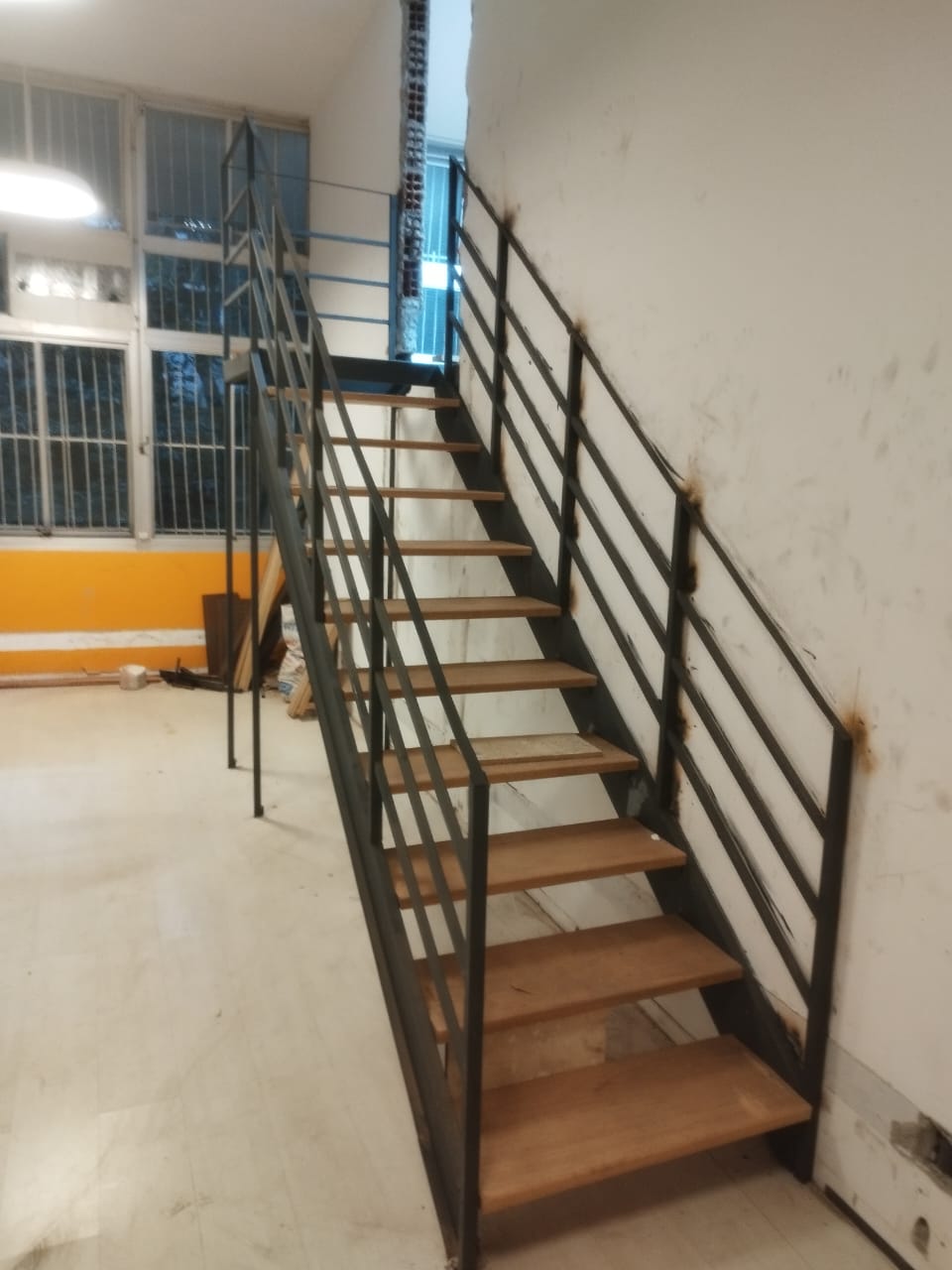 Fabricação, pintura  e colocação da escada..jpg